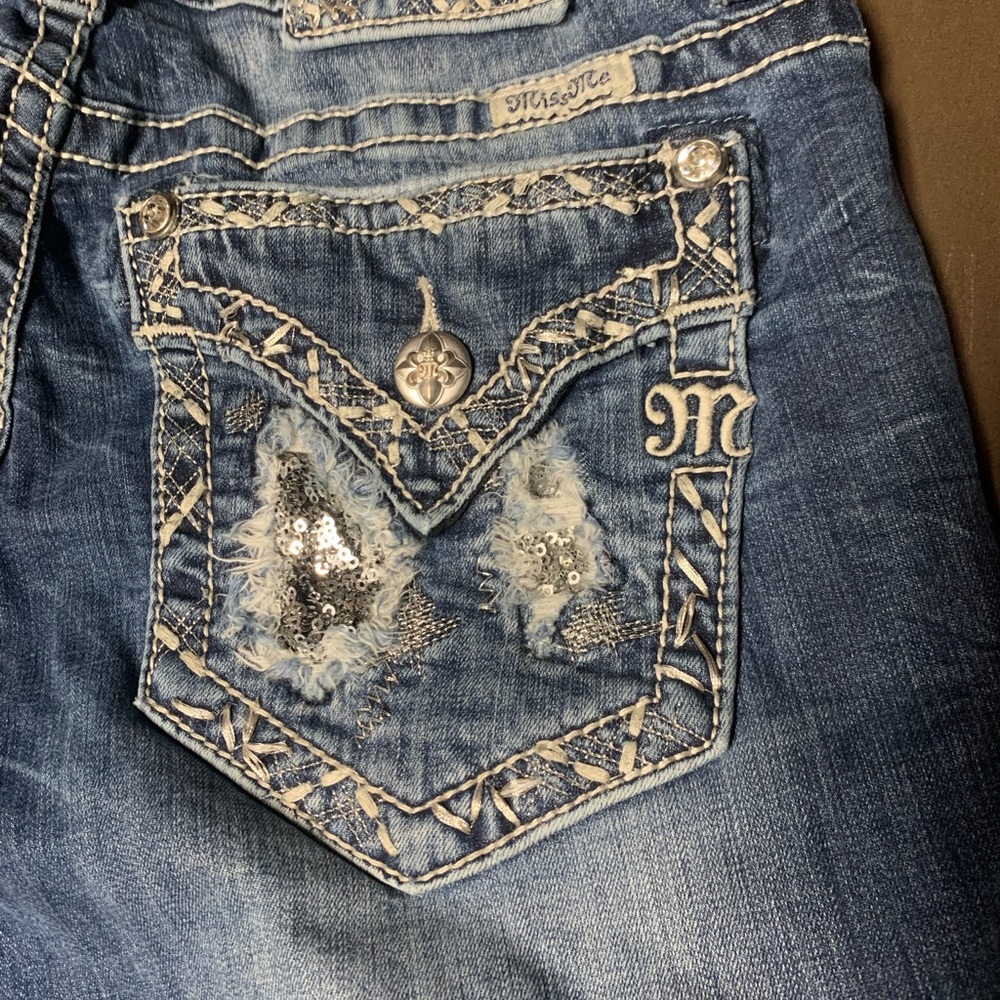Worn twice Miss me crops! Have some stretch to them Size 31